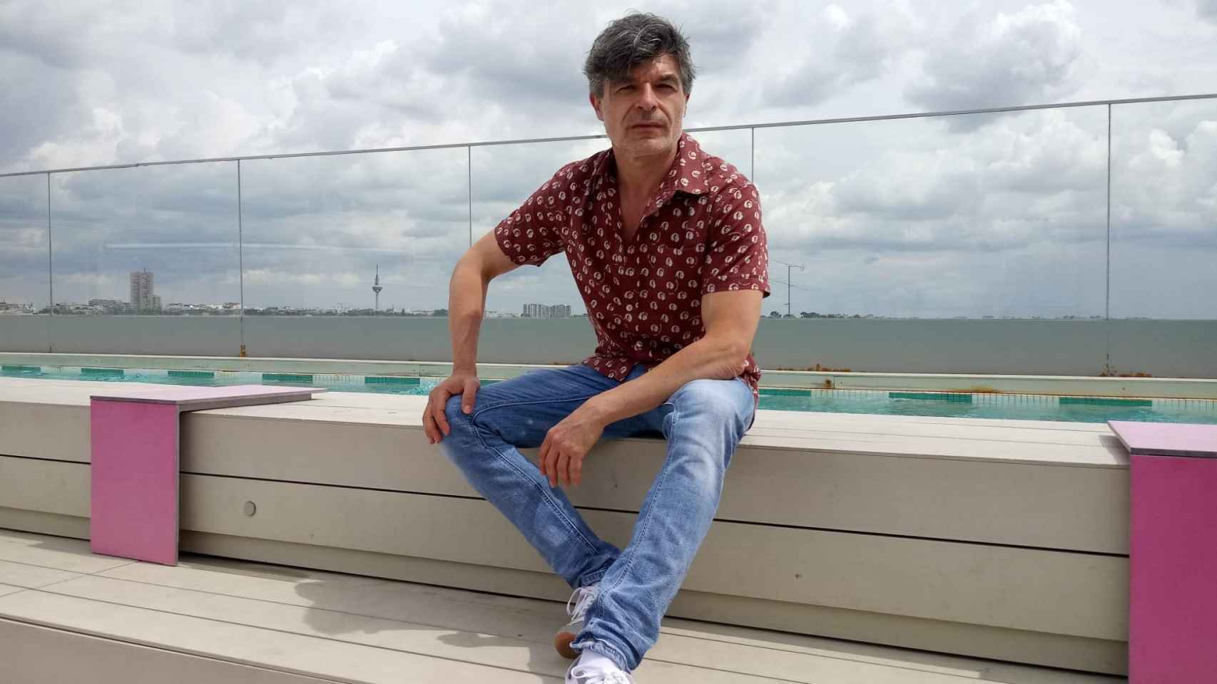 El actor Nacho Guerreros, en una terraza / JC