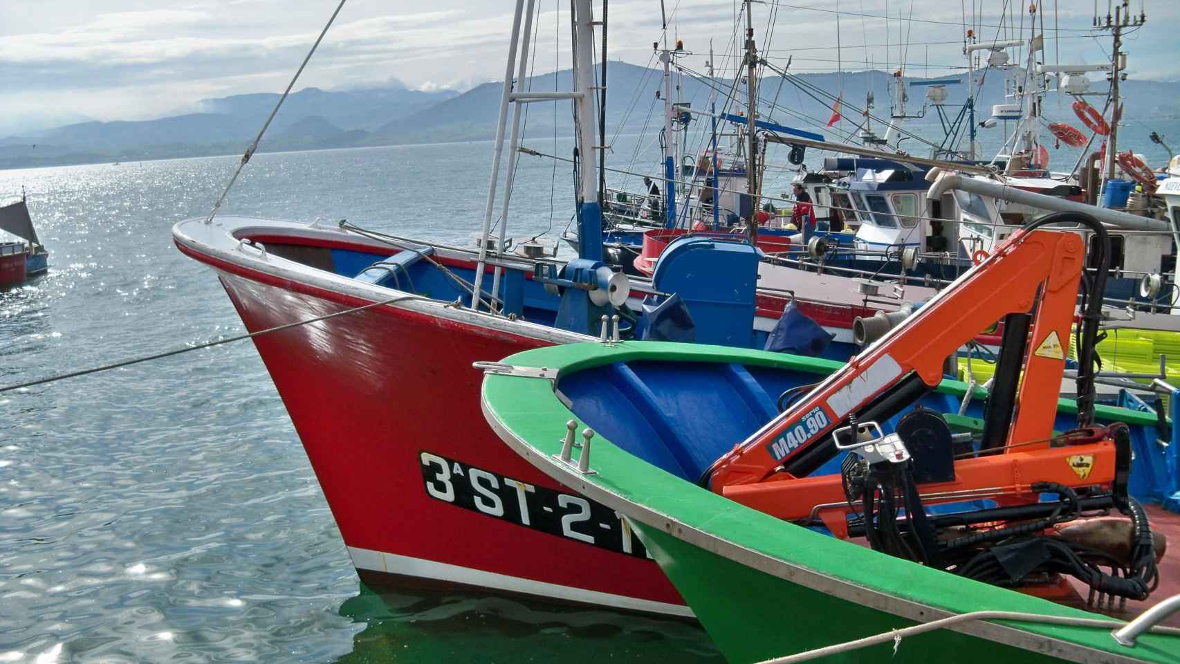 Varios pesqueros del mar cántabro en el puerto de Santander / EP