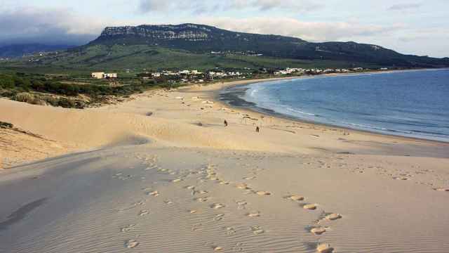 Una foto de archivo de una playa con dunas estado crítico