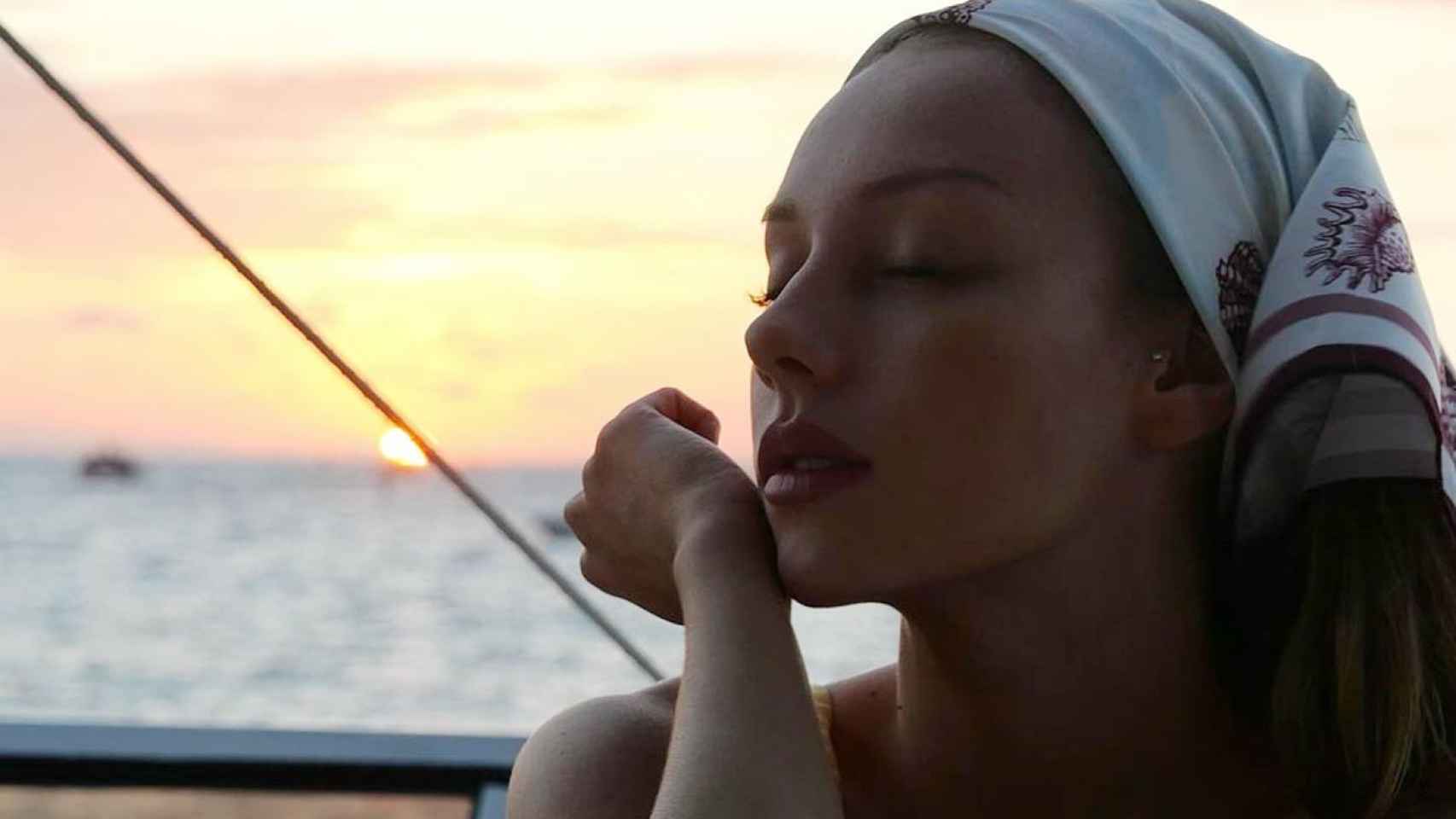 Ester Expósito pasea en barco durante un amanecer