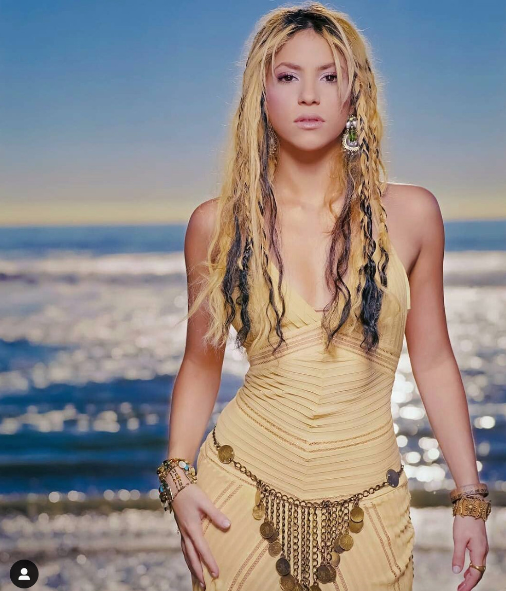 Shakira vestido dorado