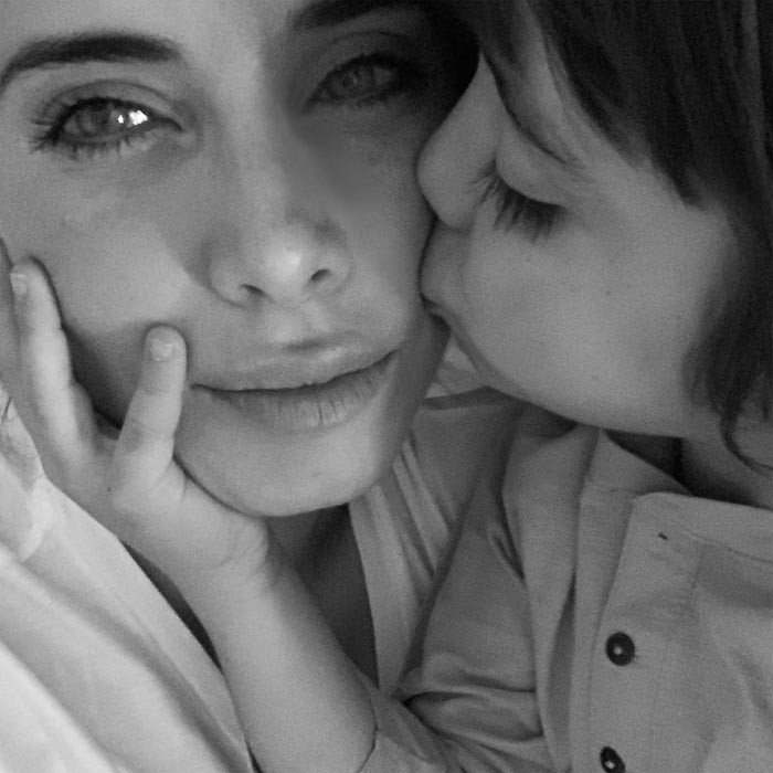 Sergio Jr besa a Pilar Rubio, su madre