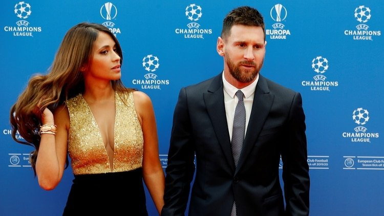 Leo Messi y Antonella Roccuzzo en el sorte de la Champions