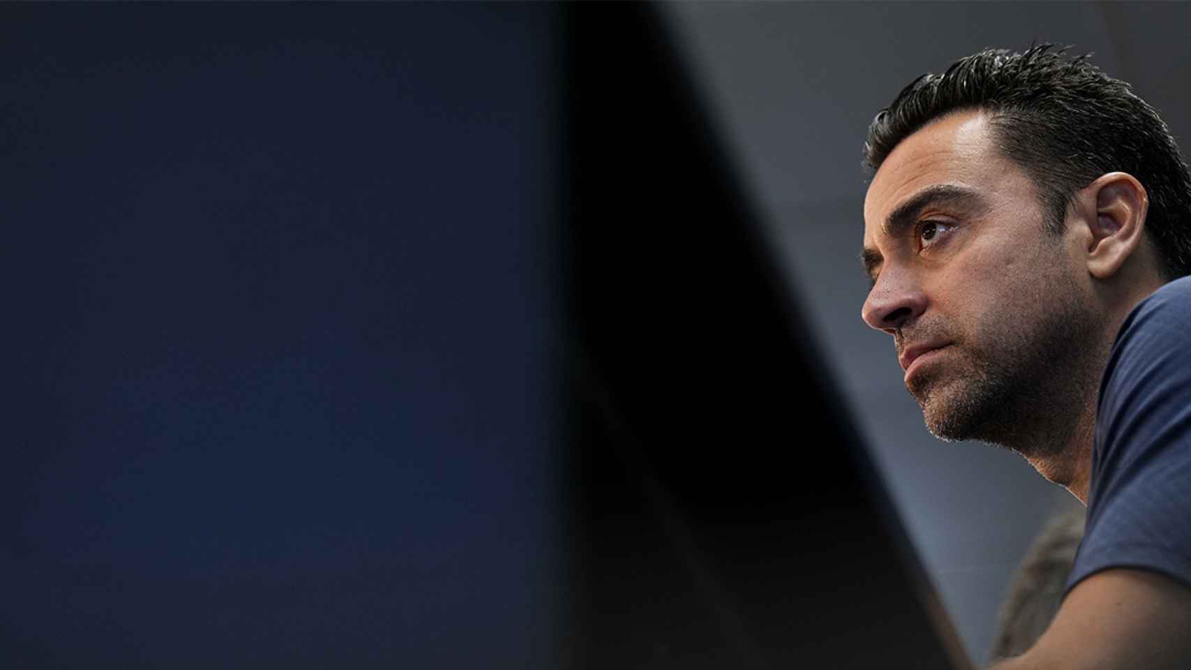 Xavi Hernández, con semblante serio, en una rueda de prensa del Barça / EFE