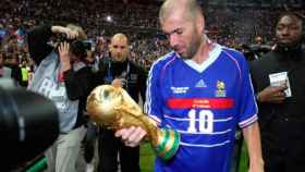Zidane observa la copa del mundo que ganó Francia en 1998 : REDES