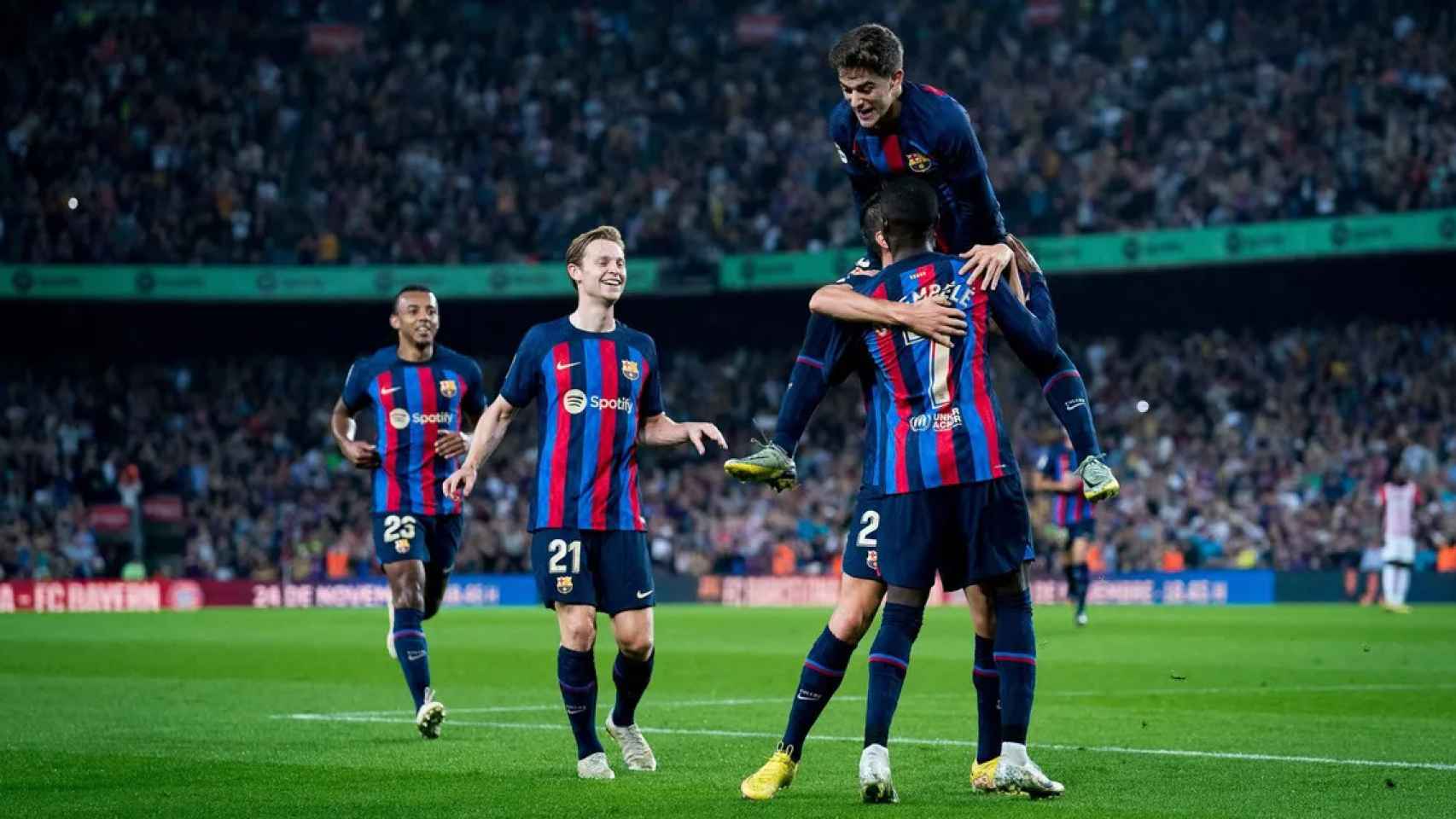 El Barça, dirigido por Xavi, festeja la goleada contra el Athletic Club en un Camp Nou con más de 84.000 aficionados / FCB