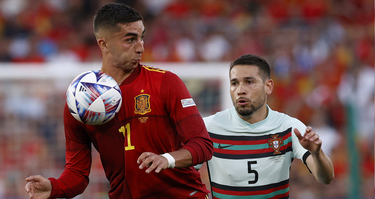 Ferran Torres, protegiendo el balón, en el partido entre España y Portugal / EFE