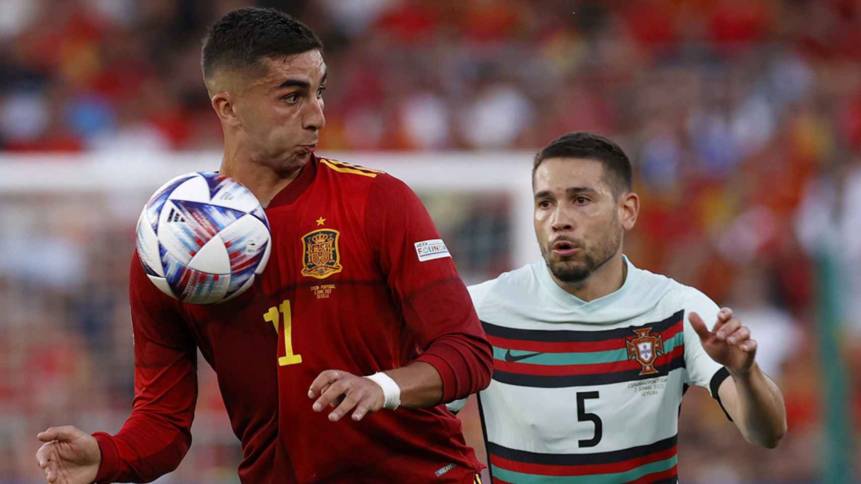 Ferran Torres, protegiendo el balón, en el partido entre España y Portugal / EFE