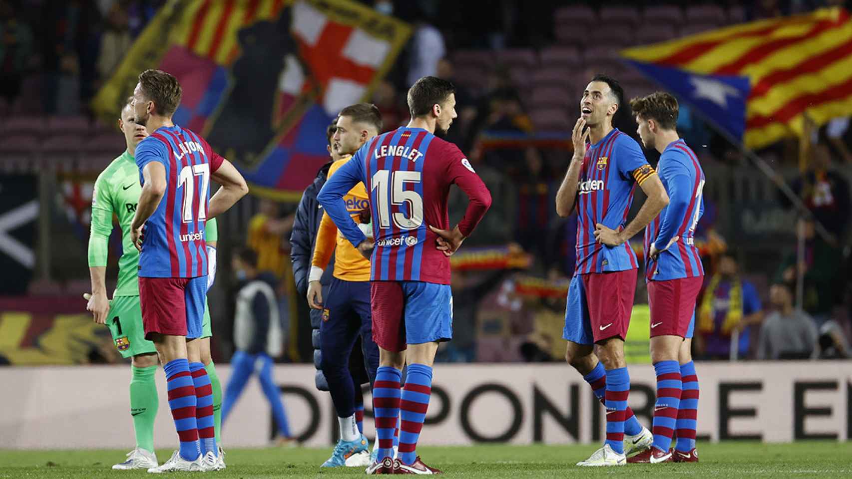 La frustración de los jugadores del Barça en un Camp Nou con varios asientos vacíos / EFE