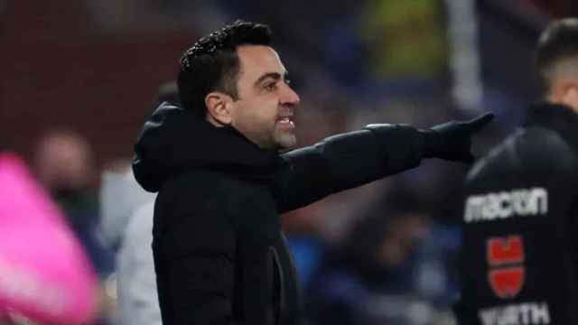 Xavi Hernández, dando indicaciones, durante el partido del Barça contra el Alavés / FCB