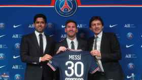 Leo Messi, junto al presidente del PSG, Al Khelaifi, y el director deportivo, Leonardo, el día de su presentación / EFE