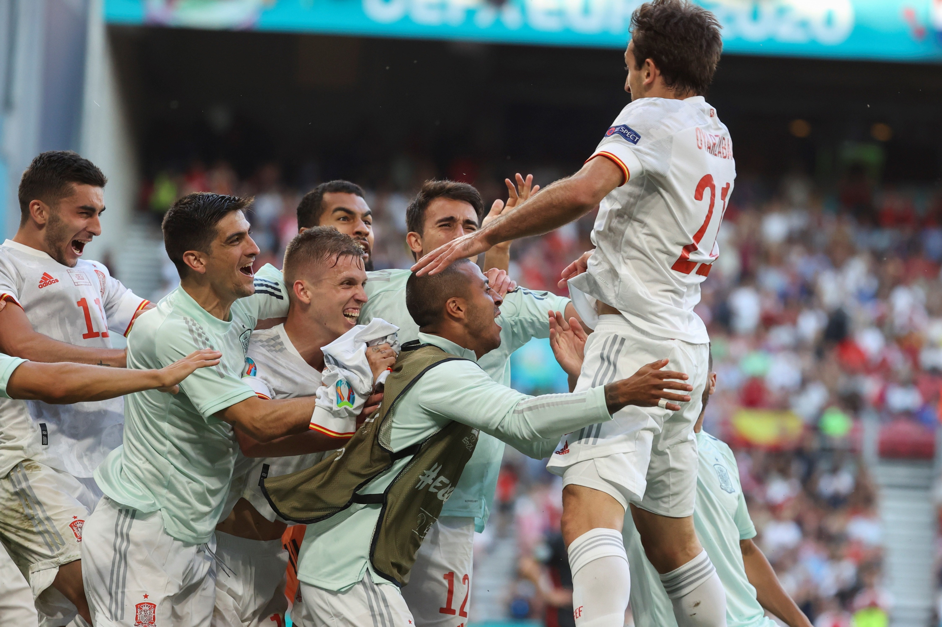 Los jugadores de España celebran el quinto gol a Croacia en octavos de la Eurocopa / EFE