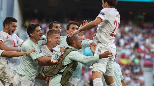 Los jugadores de España celebran el quinto gol a Croacia en octavos de la Eurocopa / EFE