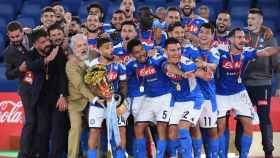 Los jugadores del Nápoles levantando la Coppa de Italia / EFE