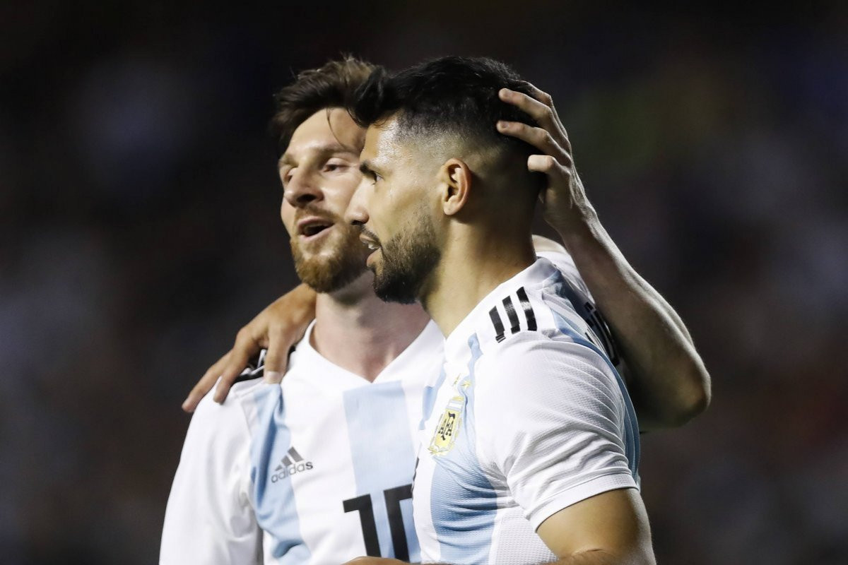 Leo Messi y Sergio Agüero en un partido con la selección argentina / EFE
