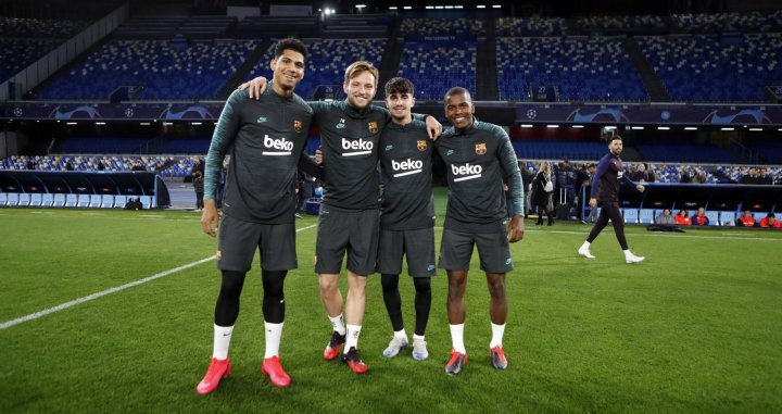 Araújo, Rakitic, Collado y Akieme en el césped de San Paolo / FC Barcelona