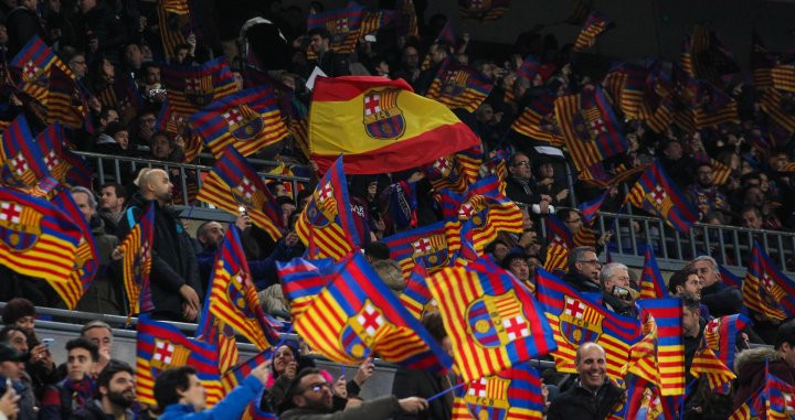 Una bandera de España con el escudo del Barça vista en el Camp Nou / EFE
