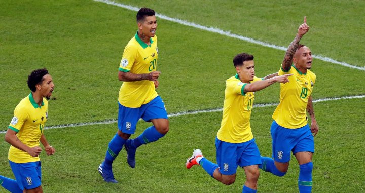 Los jugadores de Brasil celebran el primer gol, obra de Everton / EFE