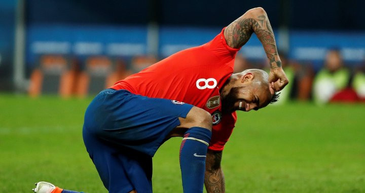 Arturo Vidal lamentando la eliminación de Chile / EFE
