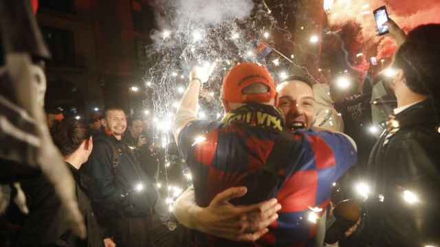 Los culés desatan las celebraciones en la fuente de Canaletas tras la consecución de la Liga / EFE