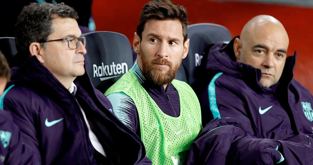 Leo Messi en el banquillo del Camp Nou / EFE