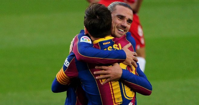 Messi y Griezmann abrazándose tras el gol contra el Granada / FC Barcelona