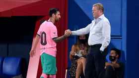 Koeman, saludando a Leo Messi al ser sustituido | EFE