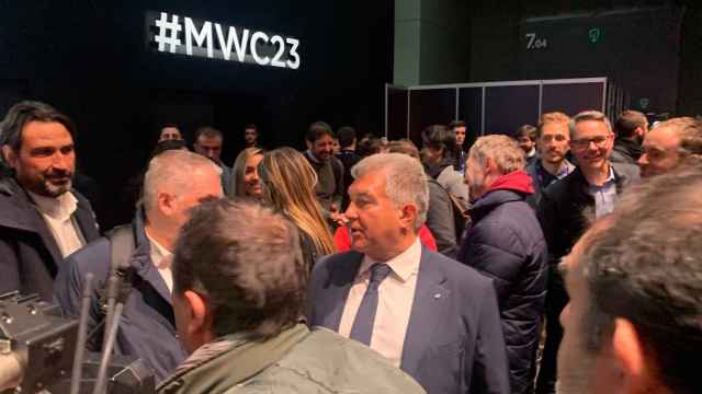 Joan Laporta, en el MWC 2023 junto a Jordi Finestres y Joan Sentelles / CULEMANIA