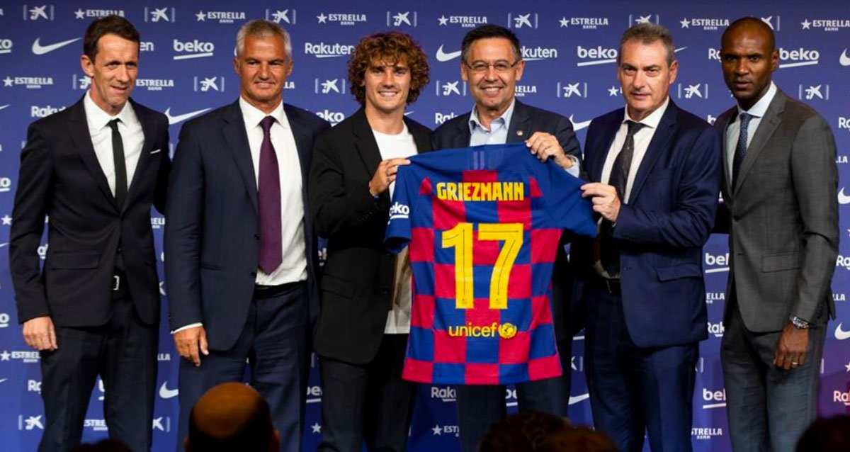 Antoine Griezmann en su presentación con el Barça junto a Bartomeu, Abidal, Bordas, Planas y Pep Segura / FCB