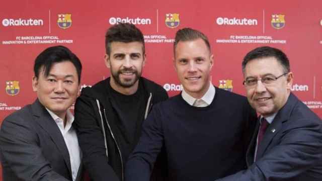 Mikitani, dueño de Rakuten, junto a Piqué, Ter Stegen y Bartomeu, presidente del Barça  / FCB