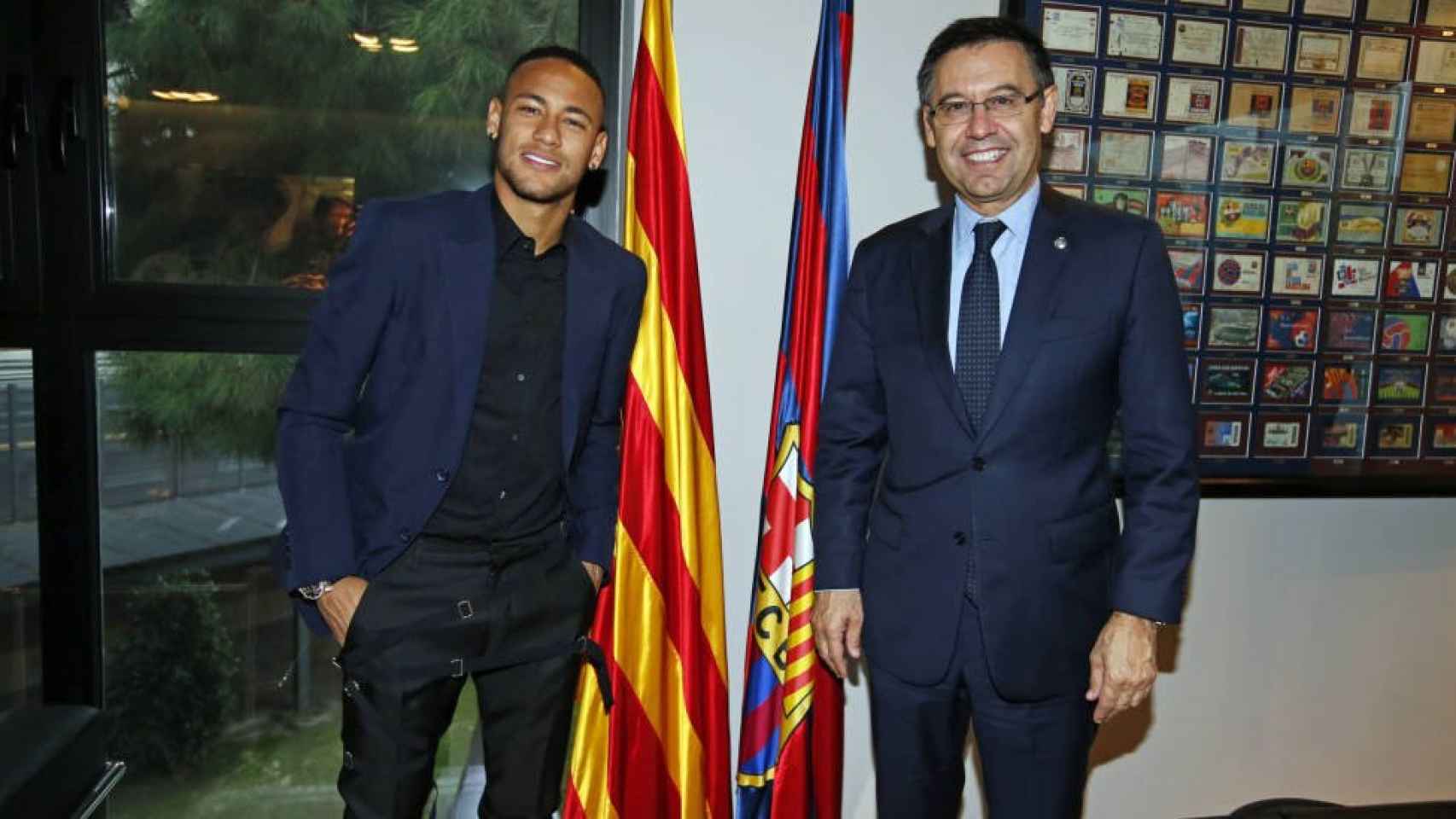 Neymar y Bartomeu posaban juntos el día de la renovación del crack brasileño con el Barça / FCB