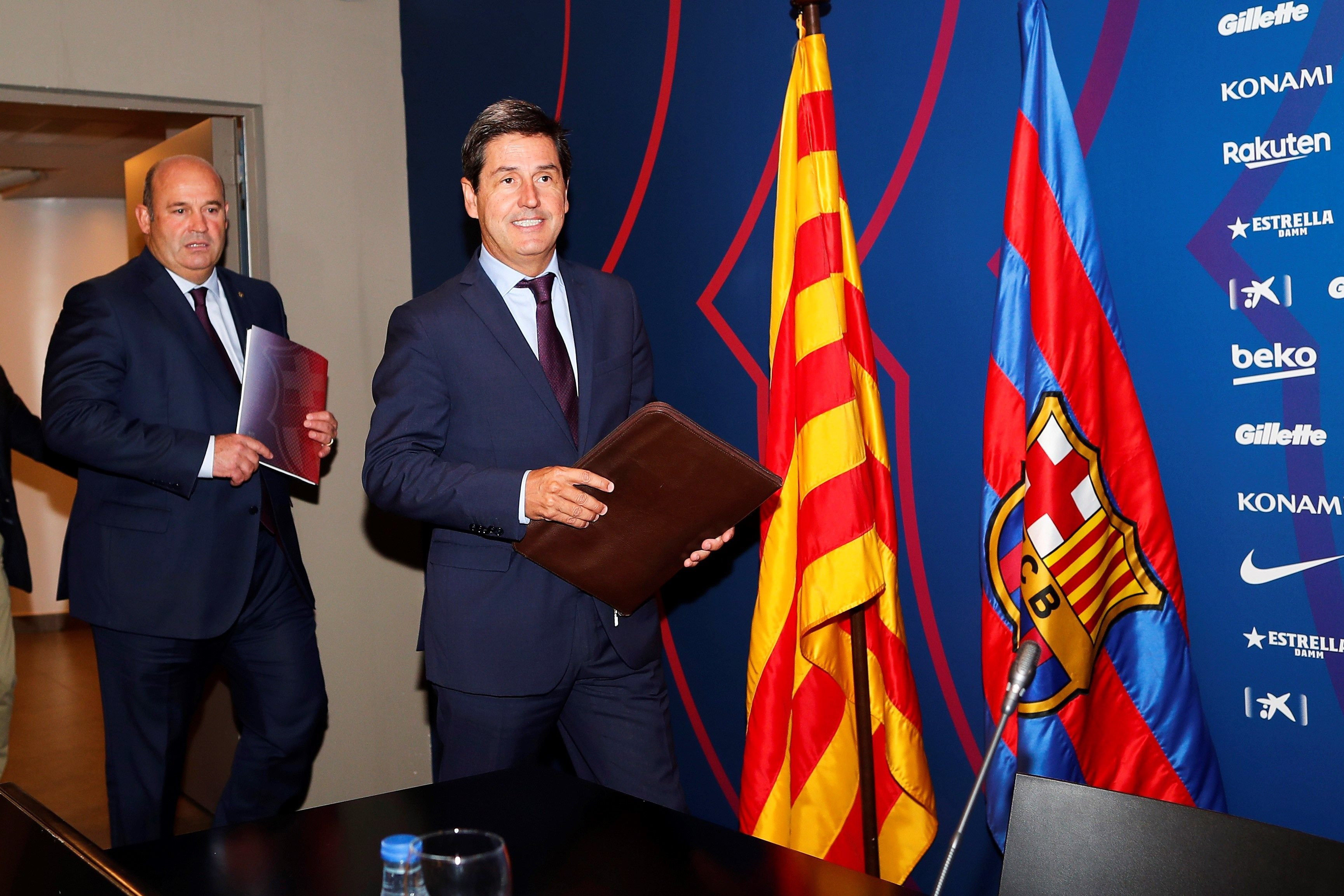 Quique Tombas y Òscar Grau antes de presentar los presupuestos del Barça / EFE