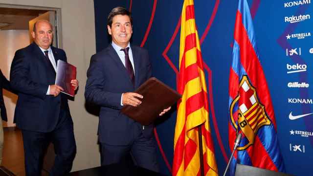 Quique Tombas y Òscar Grau antes de presentar los presupuestos del Barça / EFE
