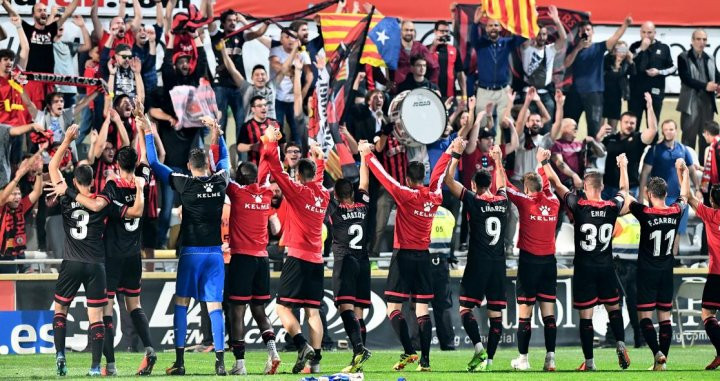 Los jugadores del Reus celebran una victoria con su afición / CF Reus