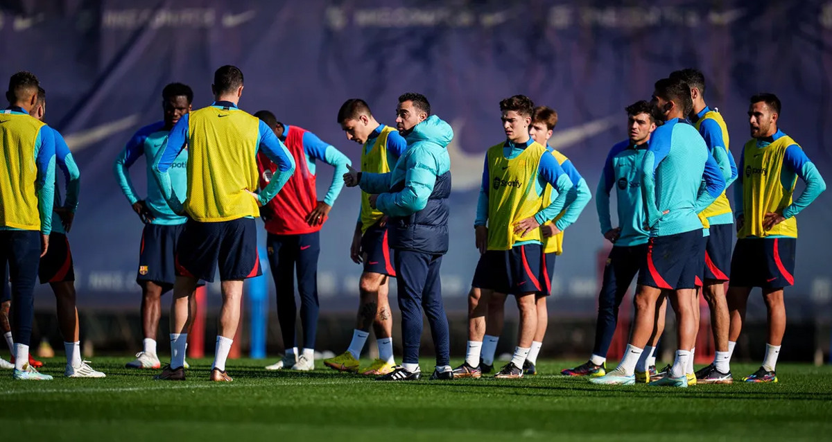 Xavi Hernández da indicaciones a sus jugadores antes del derbi contra el Espanyol / FCB