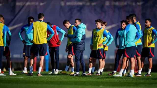 Xavi Hernández da indicaciones a sus jugadores antes del derbi contra el Espanyol / FCB