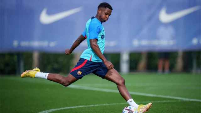 Ansu Fati, disparando a puerta durante un entrenamiento con el Barça / FCB