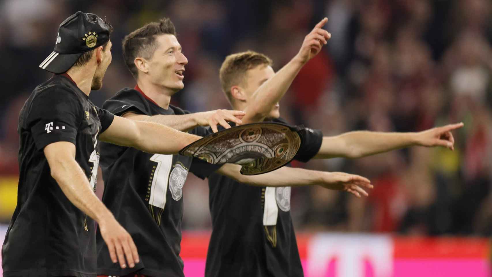 Lewandowski celebra la décima Bundesliga consecutiva del Bayern / EFE