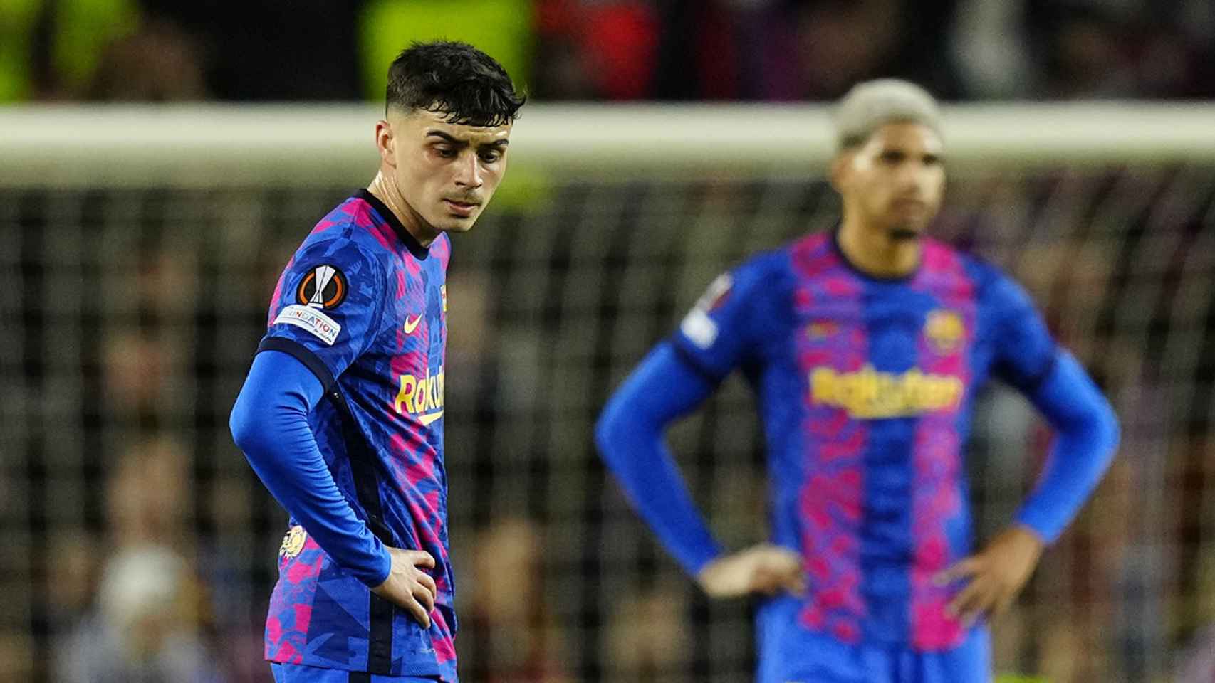 La decepción de Pedri y Araujo, tras el gol anotado por el Eintracht Frankfurt que eliminó al Barça de la Europa League / EFE
