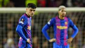 La decepción de Pedri y Araujo, tras el gol anotado por el Eintracht Frankfurt que eliminó al Barça de la Europa League / EFE