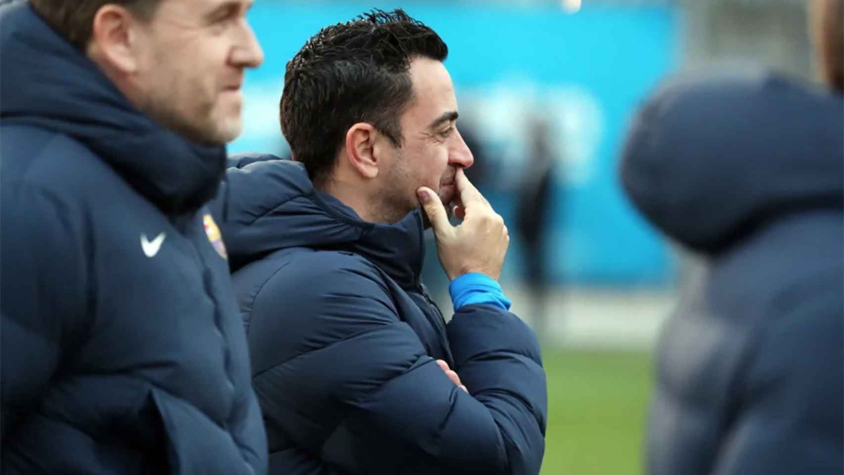 Xavi, observando atentamente un entrenamiento del FC Barcelona