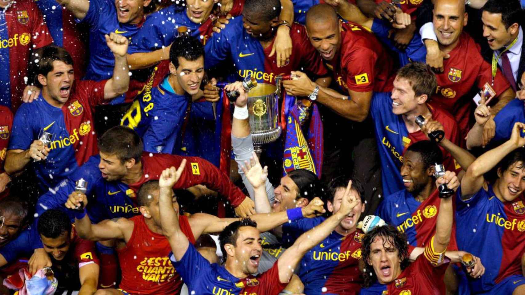 Los jugadores del Barça celebran el primero de esos títulos de 2009, la Copa del Rey / EFE