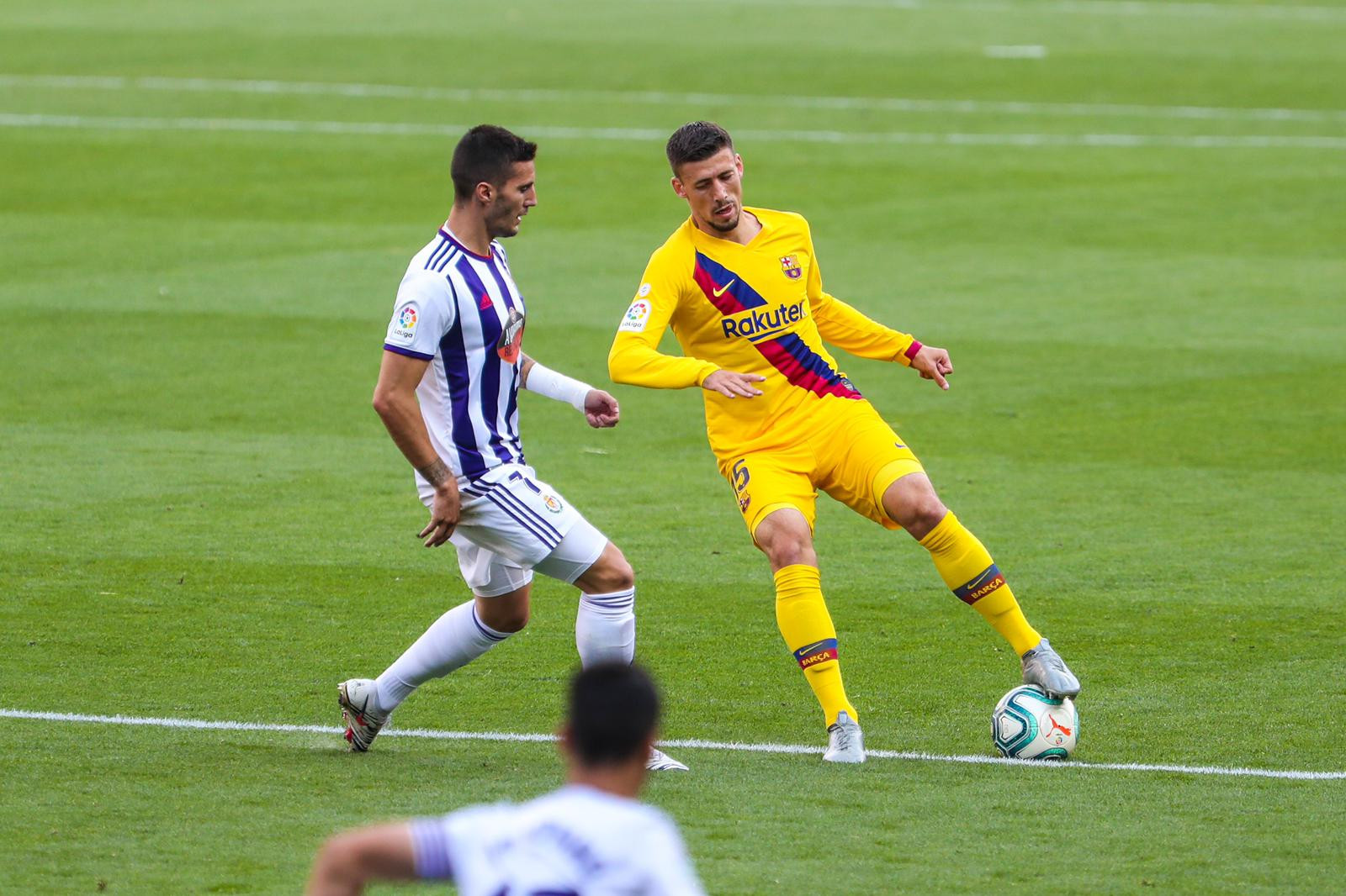 Lenglet en una acción del Valladolid - Barça / EFE