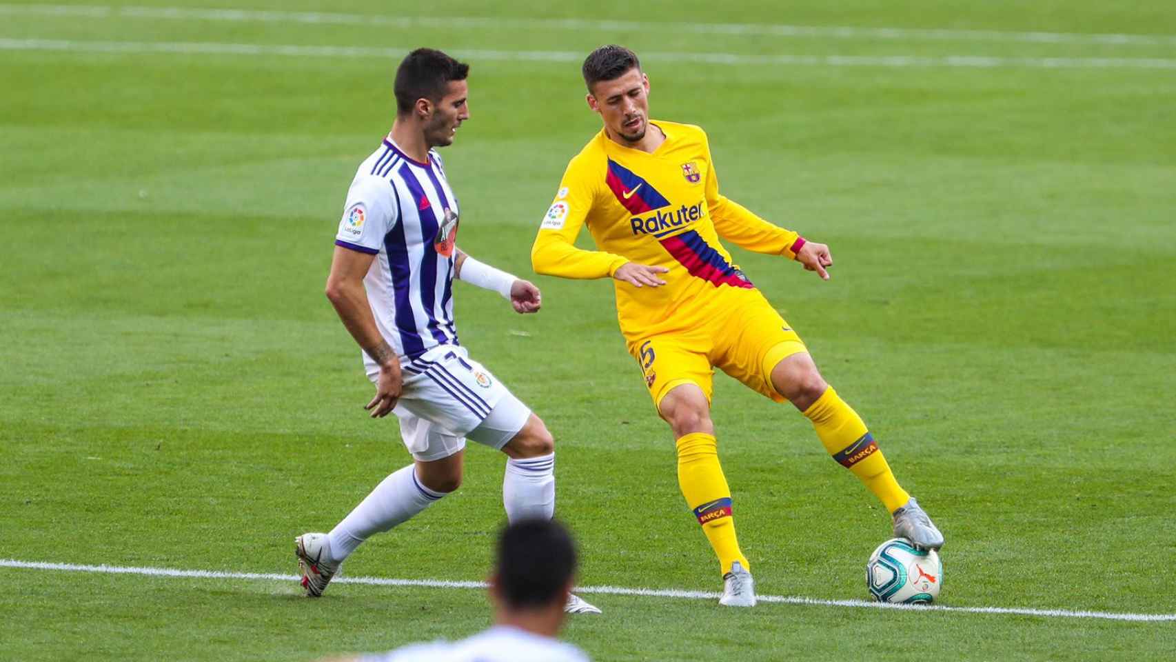 Lenglet en una acción del Valladolid - Barça / EFE