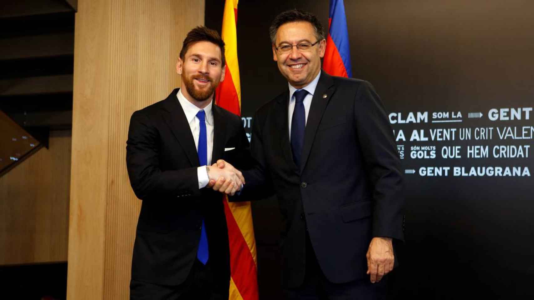 Leo Messi y Josep Maria Bartomeu en una renovación del argentino / EFE