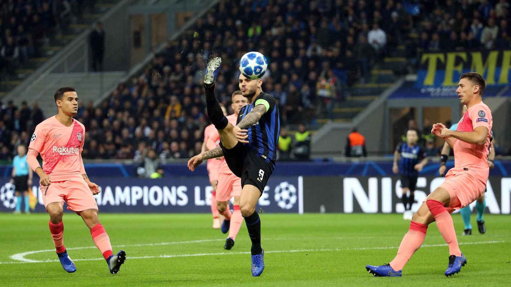 Icardi controla un balón ante Coutinho y Lenglet en el Inter-Barça / EFE