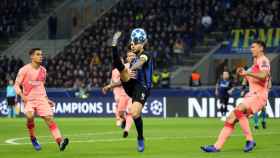 Icardi controla un balón ante Coutinho y Lenglet en el Inter-Barça / EFE