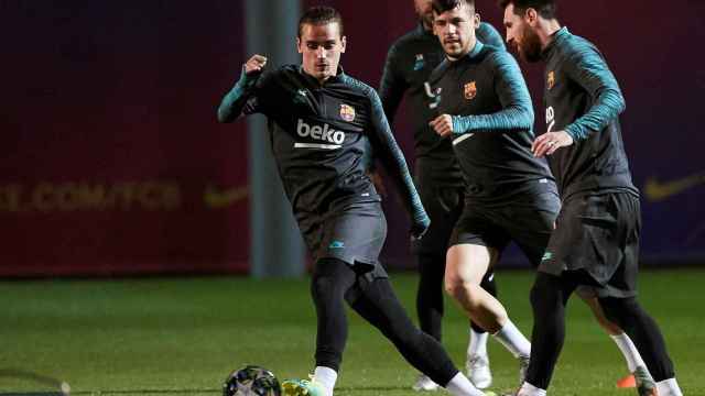 Messi, Griezmann y Carles Pérez en un entrenamiento del Barça / EFE