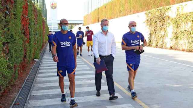 Larsson, Koeman y Schreuder llegando al amistoso contra el Nàstic / FC Barcelona