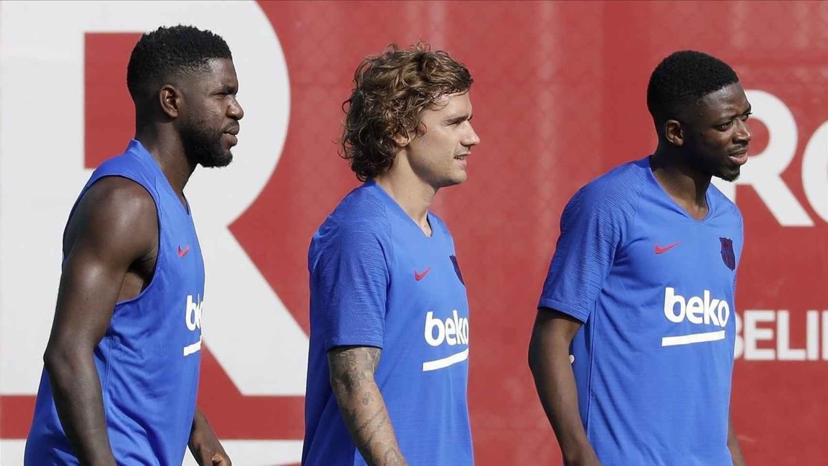 Samuel Umtiti, Ousmane Dembelé y Griezmann en un entrenamiento del Barça / EFE